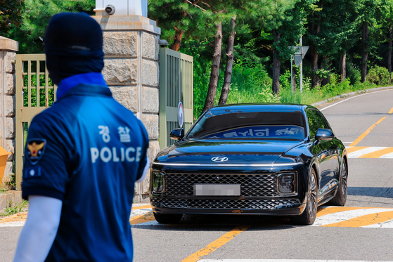 A vehicle carrying members of the special counsel team investigating first lady Kim Keon Hee leaves the Seoul Detention Center after a failed attempt to execute the arrest warrant for former President Yoon Suk Yeol in Uiwang, Gyeonggi, on Aug. 1. [JOINT PRESS CORPS]