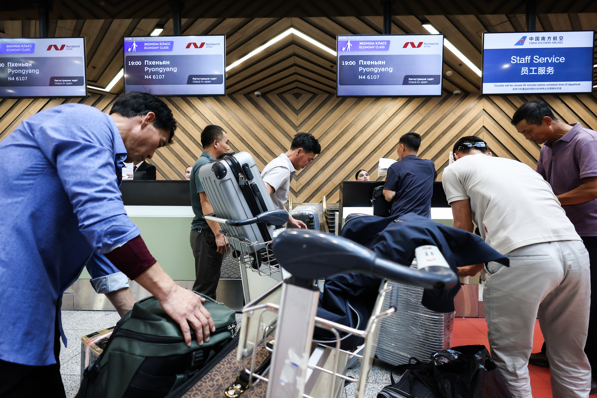Passengers check in for Nordwind Airlines’ first Pyongyang-bound flight at Sheremetyevo International Airport in Moscow on July 27. [AP/YONHAP]