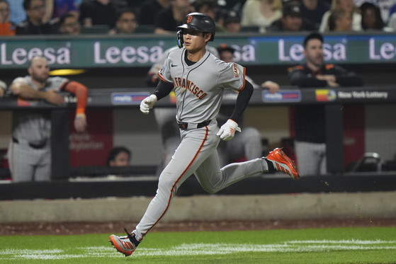 San Francisco Giants outfielder Lee Jung-hoo runs to home plate to score on a double by Patrick Bailey during the seventh inning of an MLB game against the New York Mets in New York on Aug. 1. [AP/YONHAP]