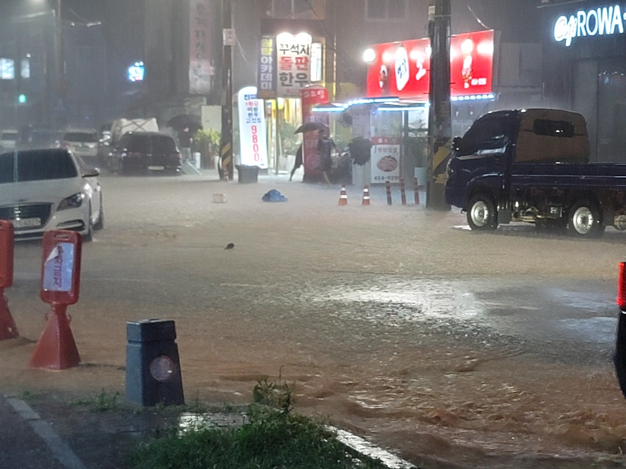 Downtown area in South Jeolla's Muan County is flooded at night on Aug. 3 due to the heavy rain. [MUAN-GUN]