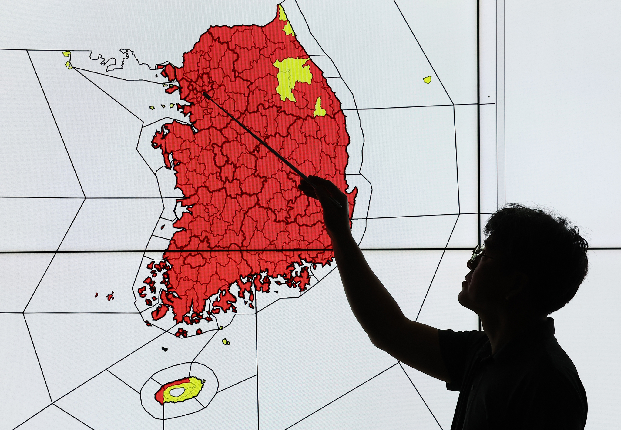 An official presents the national heat wave warning status on July 30 at the Korea Meteorological Administration office in Dongjak District, southern Seoul. [YONHAP]