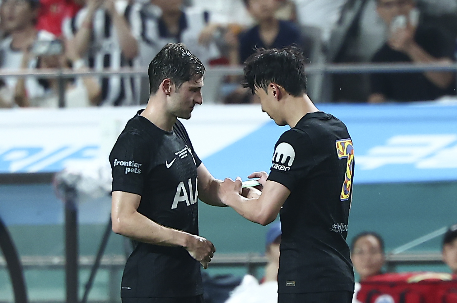 Son Heung-min hands the captain's armband to close friend Ben Davies in a Coupang Play Series friendly between Tottenham Hotspur and Newcastle United at Seoul World Cup Stadium on Aug. 3. [YONHAP]