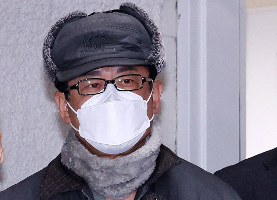 Noh Sang-won, former chief of the Defense Intelligence Command, is being transferred to prosecutors from the Seobu Police Precinct in northern Seoul, on Dec. 24, 2024, over allegations that he conspired in advance to impose martial law on Dec. 3. [NEWS1]