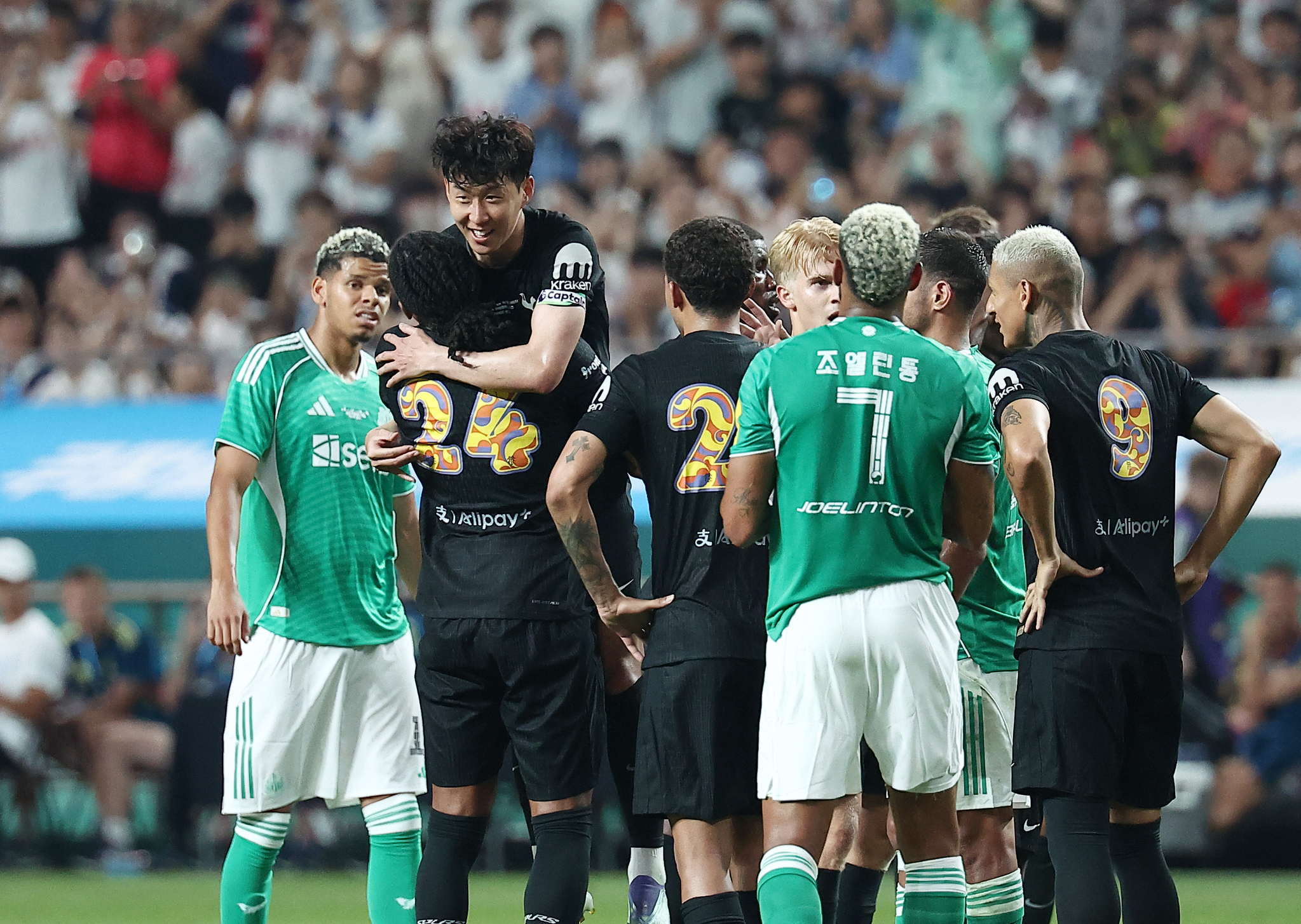 Son Heung-min's teammates see him off the pitch in what is likely his last match as a Tottenham Hotspur player in a Coupang Play Series friendly with Newcastle United at Seoul World Cup Stadium on Aug. 3. [YONHAP]