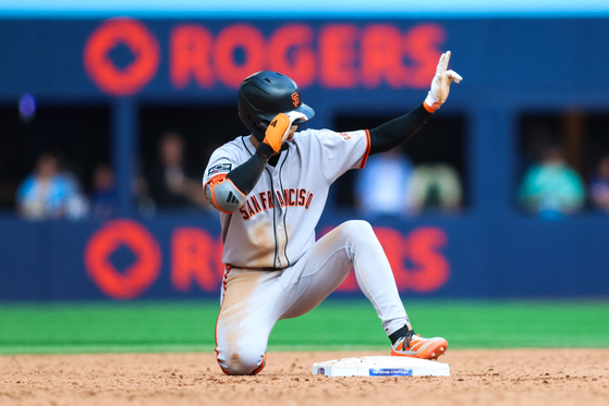 Lee Jung-hoo of the San Francisco Giants reacts on base after hitting a double, later to have the tag called overturned to be tagged out in the sixth inning of their MLB game against the Toronto Blue Jays Rogers Centre on July 20 in Toronto, Canada. [AFP/YONHAP]
