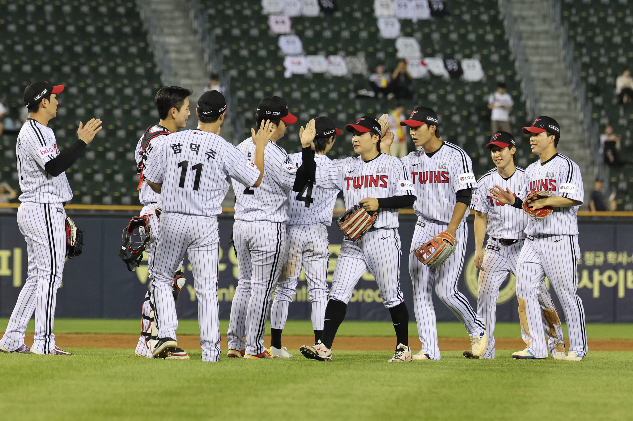 LG Twins players celebrate their 8-2 win over the KT Wiz in a Korea Baseball Organization regular-season game at Jamsil Baseball Stadium in Seoul on July 29. [YONHAP]
