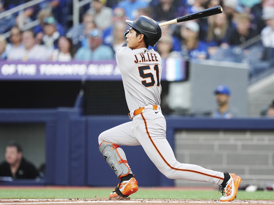 San Francisco Giants' Lee Jung-hoo hits a single against the Toronto Blue Jays during second inning of a baseball game in Toronto on July 18. [AP/YONHAP]