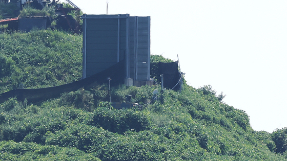 A screen covers a loudspeaker used for broadcasts toward North Korea at a South Korean guard post along the border at Paju, Gyeonggi, on Aug. 4. [NEWS1]