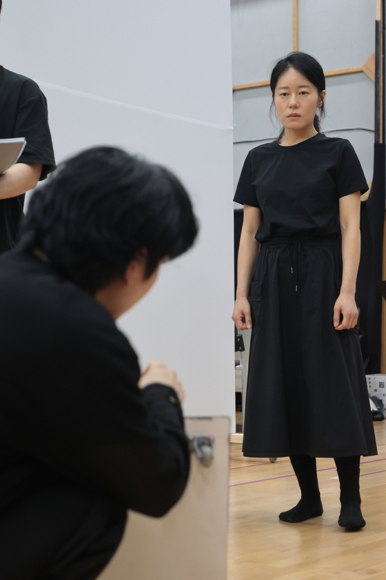 Kim Yu-ri, right, who was cast as Shimcheong through an open audition, performs a scene from "Shimcheong" during an open rehearsal and press roundtable at the National Theater of Korea in central Seoul on July 30. [YONHAP] 