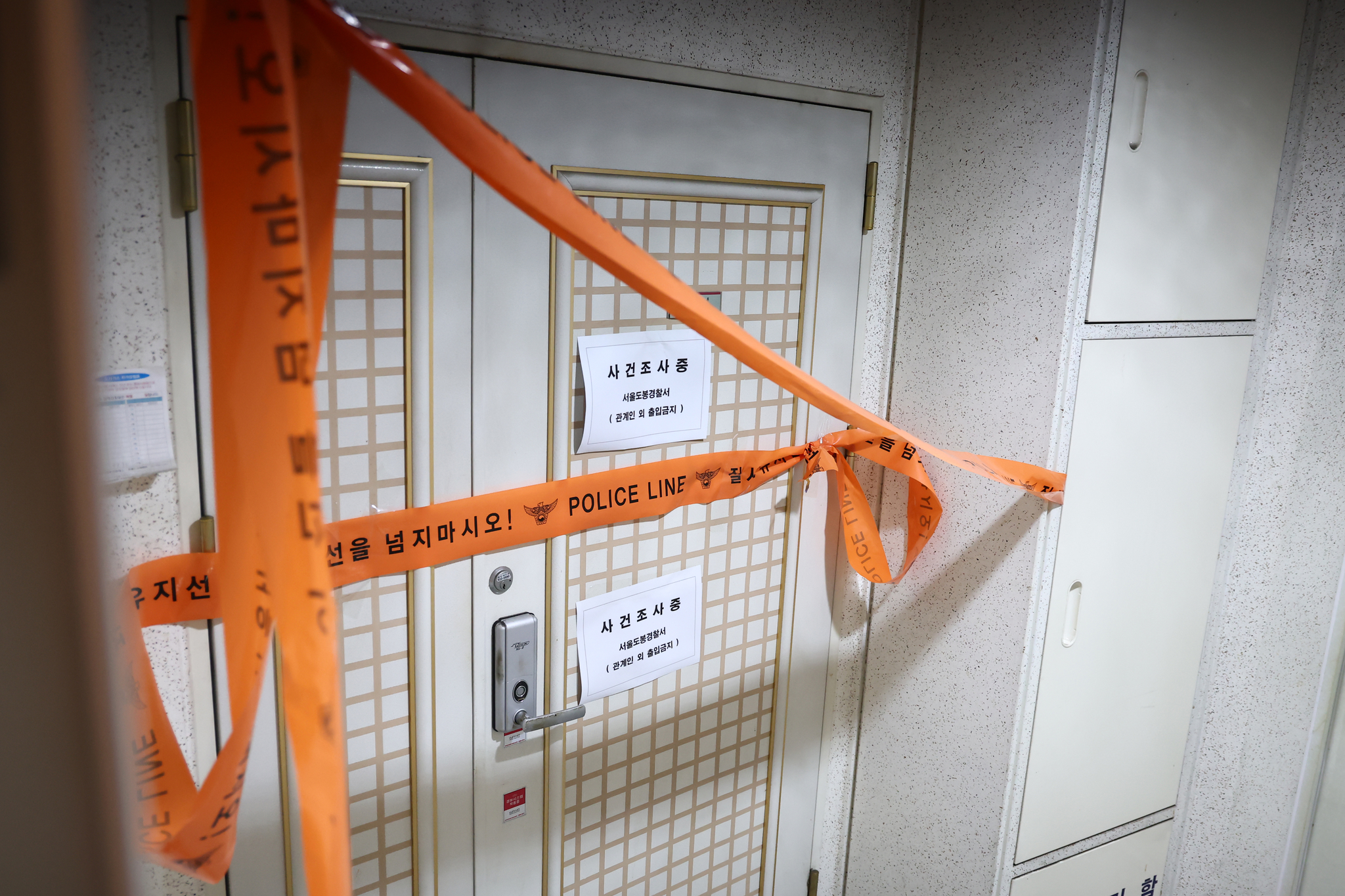 Police tape is put up at the apartment in northern Seoul of a man who allegedly shot his own son on July 20. [YONHAP]