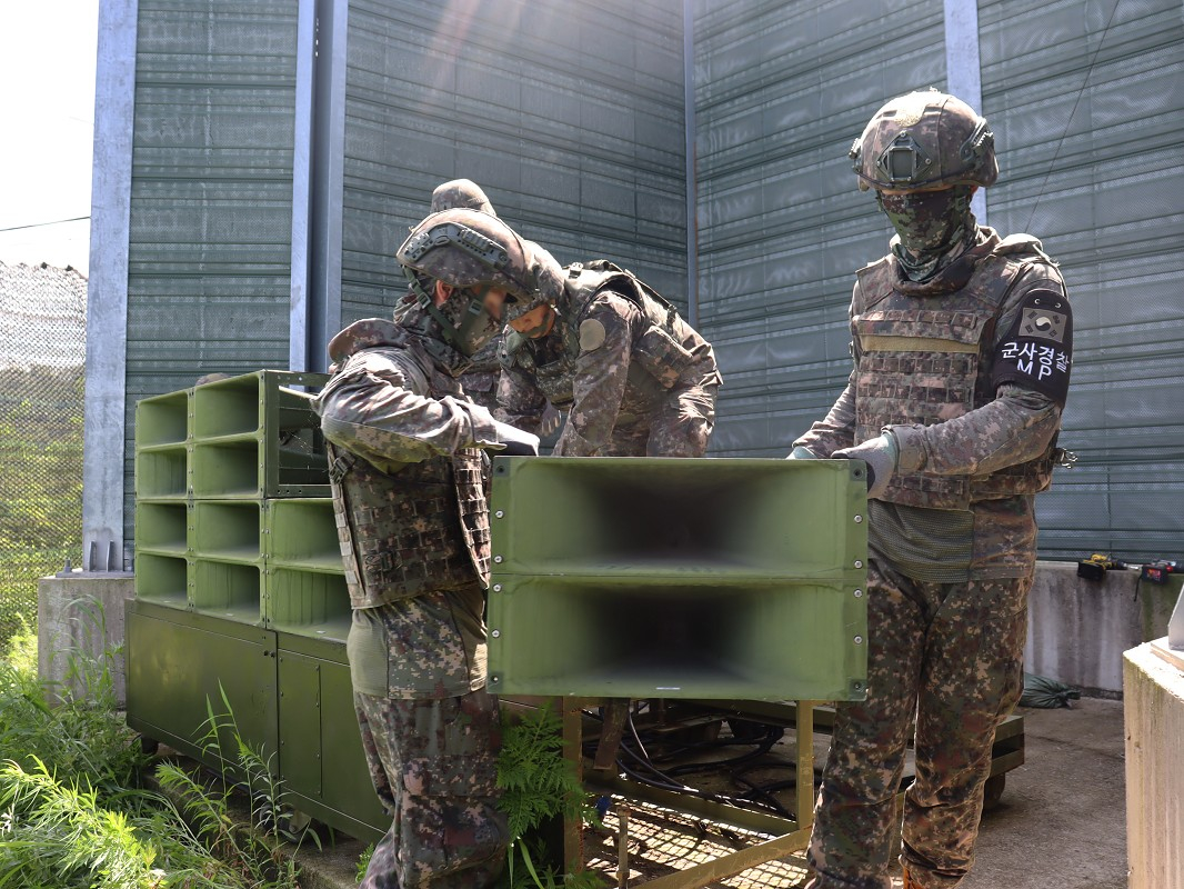 South Korean soldiers dismantle loudspeakers installed along the border for psychological warfare against North Korea on Aug. 4. [MINISTRY OF NATIONAL DEFENSE]