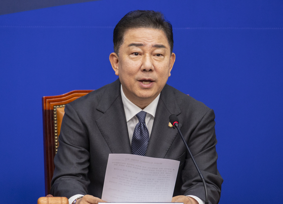 Democratic Party floor leader Kim Byung-kee speaks at a meeting held on Aug. 1 at the National Assembly in western Seoul. [YONHAP]