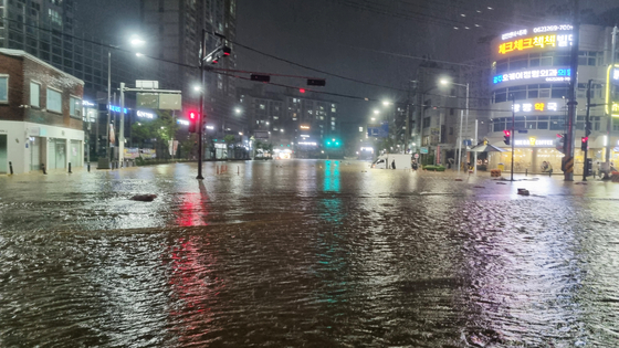 The Sinan Bridge in Gwangju Buk District is flooded on Aug. 3 at night due to the heavy rain that hit the southern regions of the country earlier in the day. [NEWS1]