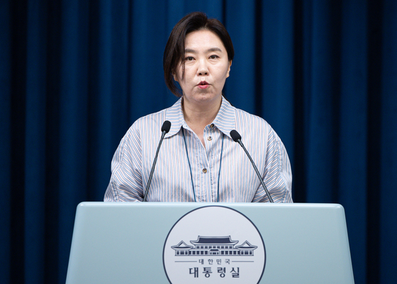 Kang Yu-jung, spokesperson for the presidential office, briefs reporters at the presidential office in Yongsan District, central Seoul, on Aug. 1. [NEWS1]