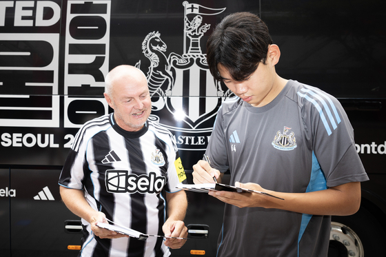 Park Seung-soo signs an autograph for a Newcastle fan on Aug. 4. [JUN MIN-KYU] 