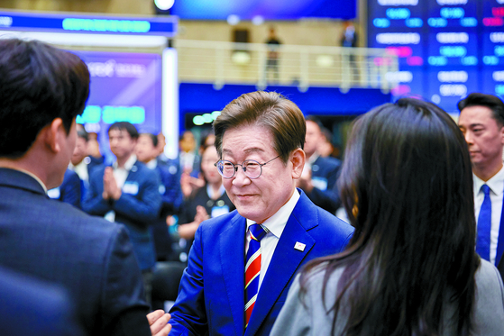 President Lee Jae Myung meets employees of the Korea Exchange at its office in Yeouido, western Seoul, on June 11. The picture is from Lee's Instagram account. [SCREEN CAPTURE]