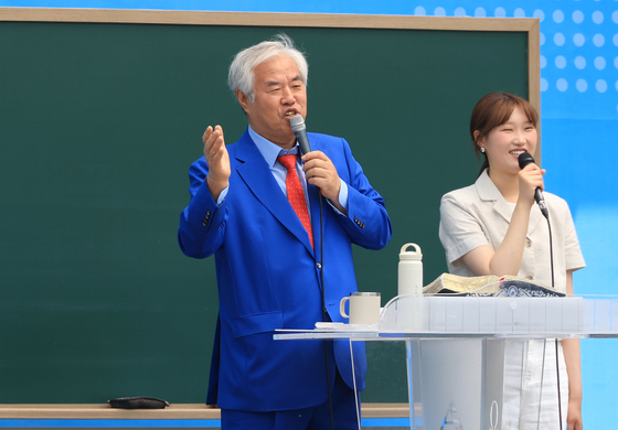 Pastor Jeon Kwang-hoon, left, delivers a sermon in the vicinity of the Gwanghwamun intersection in central Seoul on June 1. [YONHAP]