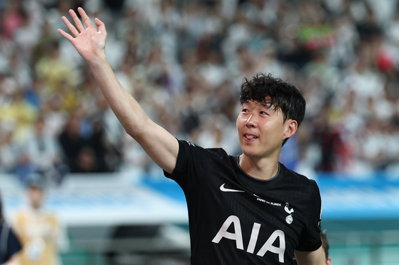 Son Heung-min of Tottenham Hotspur salutes fans after a preseason match against Newcastle United at Seoul World Cup Stadium in Seoul on Aug. 3. [YONHAP] 