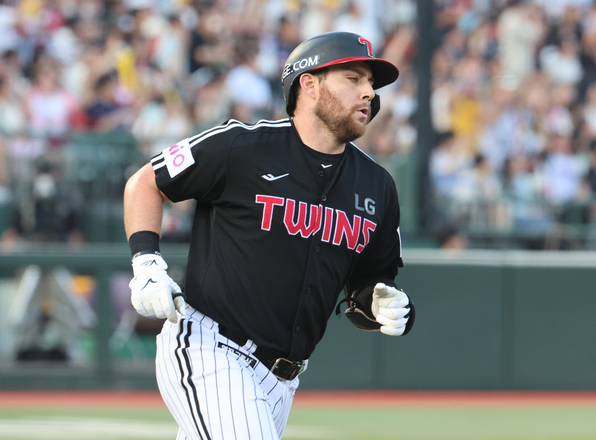 Austin Dean of the LG Twins rounds the bases after hitting a home run during a KBO game against the Lotte Giants at Sajik Baseball Stadium in Busan on July 1. [YONHAP]