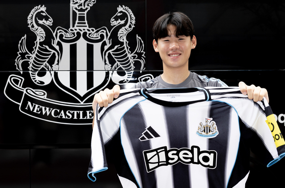Park Seung-soo of Newcastle United poses for a photo on Aug. 4. [JUN MIN-KYU] 