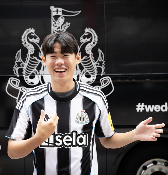 Park Seung-soo of Newcastle United poses for a photo on Aug. 4. [JUN MIN-KYU] 