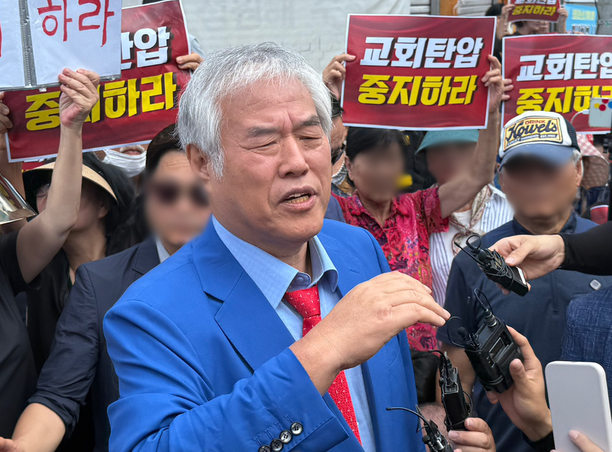Far-right pastor Jeon Kwang-hoon of the Sarang Jeil Church speaks in front of his church in Seongbuk District, central Seoul, during a police raid on Aug. 5. [NEWS1]