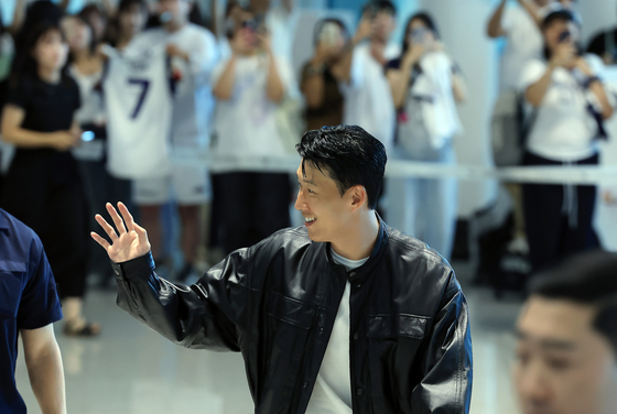 Son Heung-min waves to fans at Incheon International Airport in Incheon on Aug. 5. [NEWS1]