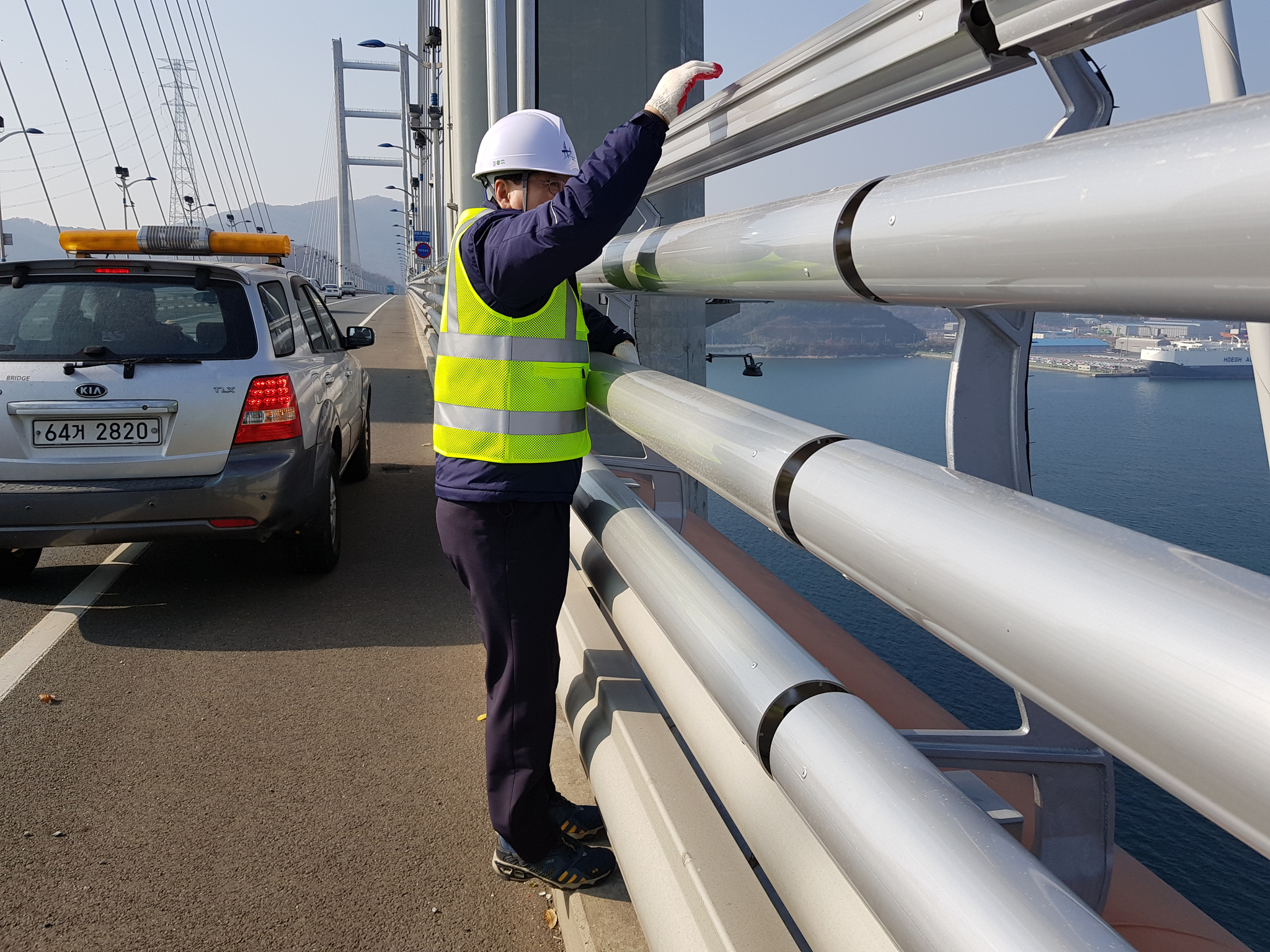 An inspector checks the safety barriers of Machang Bridge in Changwon, South Gyeongsang, in 2017. [JOONGANG ILBO]