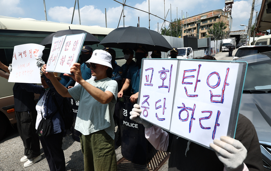 Sarang Jeil Church members hold a protest during a police raid in Seongbuk District, central Seoul, on Aug. 5. [NEWS1]