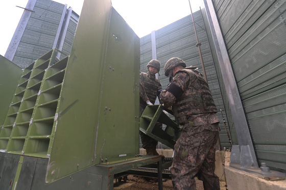 Soldiers dismantle a fixed loudspeaker set-up at an unspecified location that had been used for propaganda broadcasts against North Korea, on Aug. 4. [YONHAP]