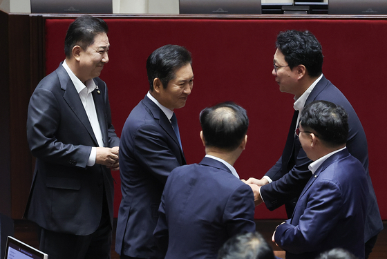 Democratic Party leader Jung Chung-rae, second from left, and floor leader Kim Byung-kee, far left, meet at the National Assembly, western Seoul, on Aug. 5. [LIM HYUN-DONG]