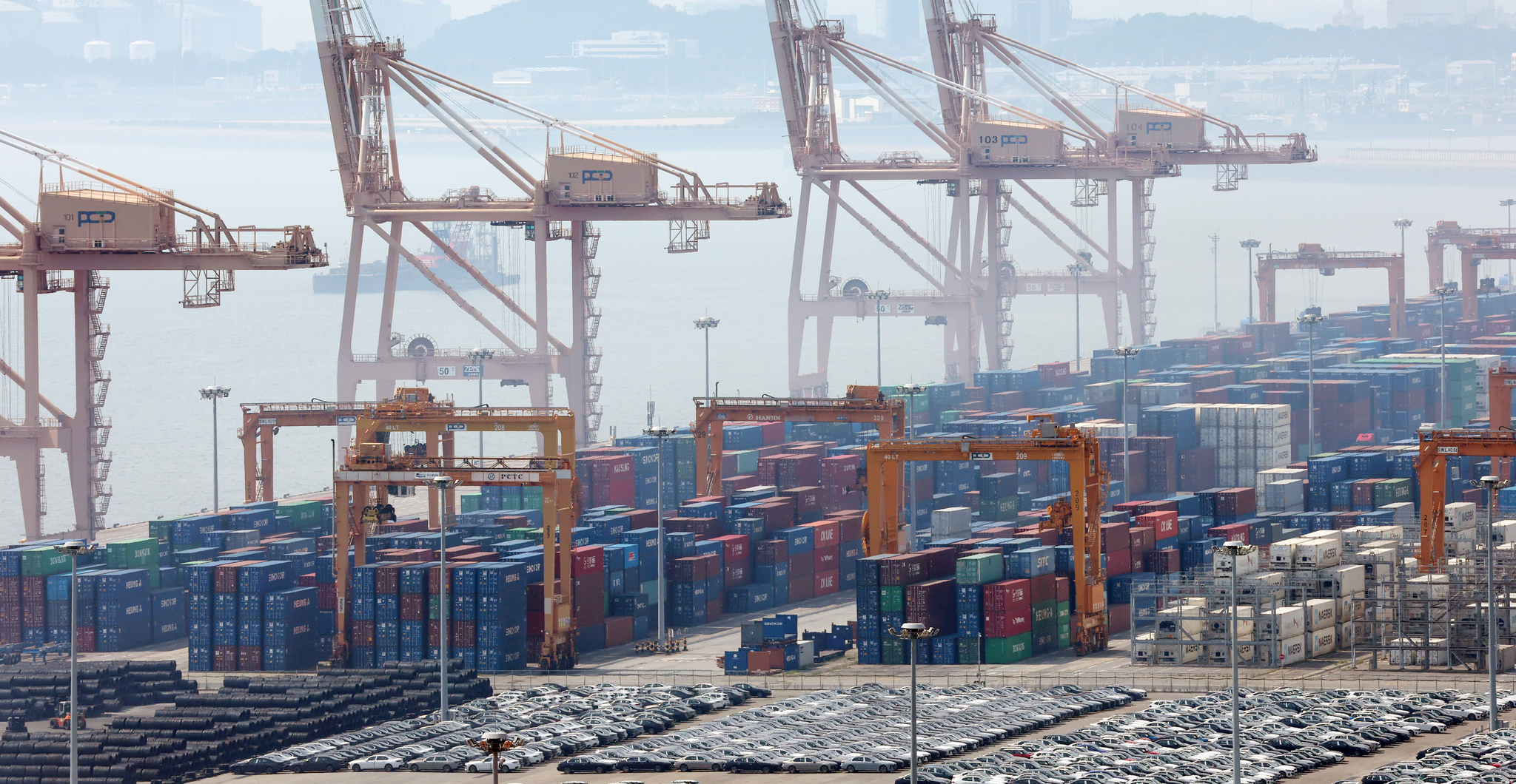 Export-bound containers and cars are seen at Pyeongtaek Port in Gyeonggi on Aug. 1. [NEWS1] 