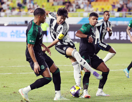 Park Seung-soo, center, of Newcastle United makes a strong impression during a friendly against Team K League in a match at Suwon World Cup Stadium on July 30. [NEWS1] 