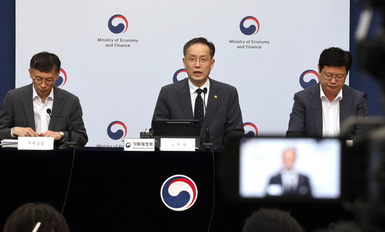 First Vice Minister of Economy and Finance Lee Hyoung-il, center, delivers a detailed briefing on the 2025 tax reform plan on July 29. [YONHAP]