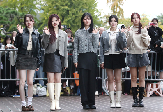 Members of girl group Fifty Fifty in Yeouido, western Seoul, onn Nov. 1 [NEWS1]
