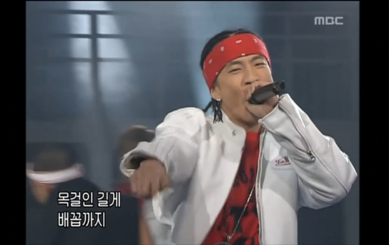Teddy performs 1TYM's hit track ″Hot″ (2003) on MBC's Music Camp on Jan. 31, 2004. [SCREEN CAPTURE]