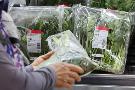 Packs of spinach are displayed at a retail store in Seoul on Aug. 5. [NEWS1]