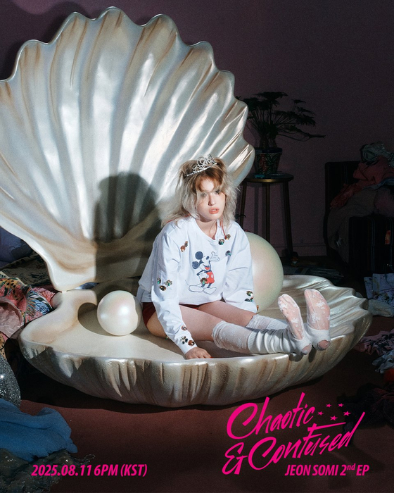 A promotional image for singer Jeon Somi's second EP ″Chaotic & Confused,″ set to be released on Aug. 11 [THE BLACK LABEL]