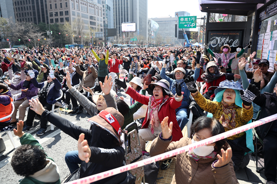 Sarang Jeil Church members hold a weekly gathering in Gwanghwamun, central Seoul, on April 6. [YONHAP]