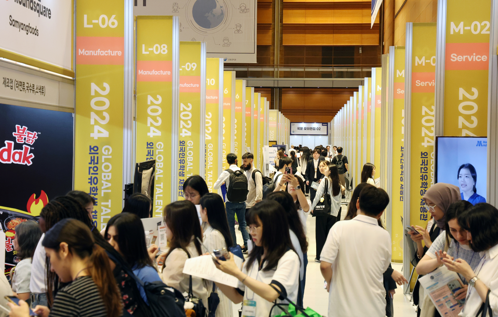 Foreign job seekers are at a job fair held in August 2024 at Coex in Gangnam District, western Seoul. [NEWS1]