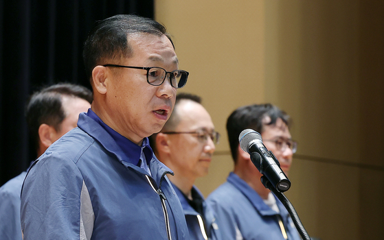 Posco E&C CEO Jeong Hee-min makes a public apology at the company's Incheon headquarters on July 29 after a string of worker injuries and deaths that took place earlier this year. [NEWS1]