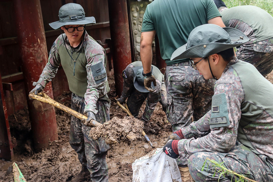 Soldiers help residents recover from the aftermaths of flood in Pocheon, Gyeonggi, on Aug. 5. [REPUBLIC OF KOREA ARMY]