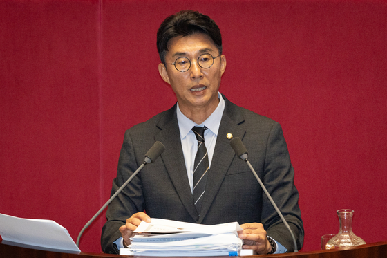 Rep. Noh Jong-myun of the Democratic Party speaks for nine hours in a filibuster for the amendment to the Broadcasting Act at the National Assembly in western Seoul on Aug. 5. [NEWS1]