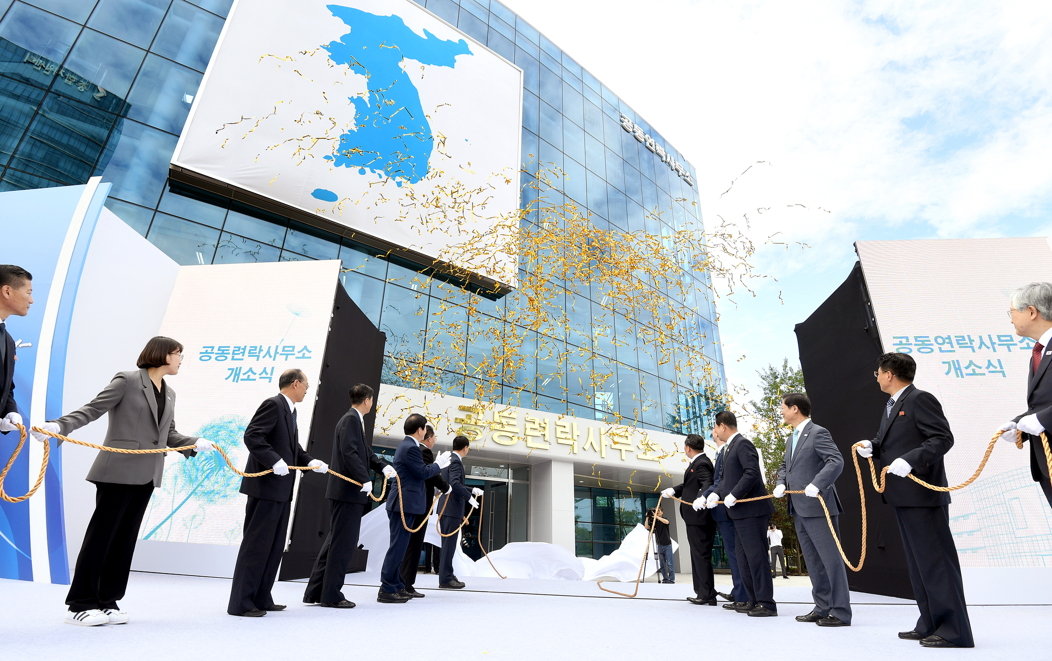 South and North Korean officials unveil the plaque at the opening ceremony of the Inter-Korean Liaison Office inside the Kaesong Industrial Complex in September 2018, 140 days after it was agreed upon in the Panmunjom Declaration. [YONHAP]