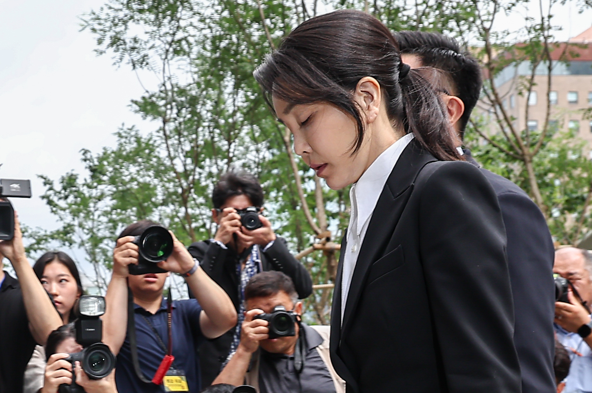 Former First Lady Kim Keon Hee enters the special probe team's office for questioning as a suspect of an alleged stock-rigging case in Jongno District, central Seoul, on Aug. 6 [NEWS1]