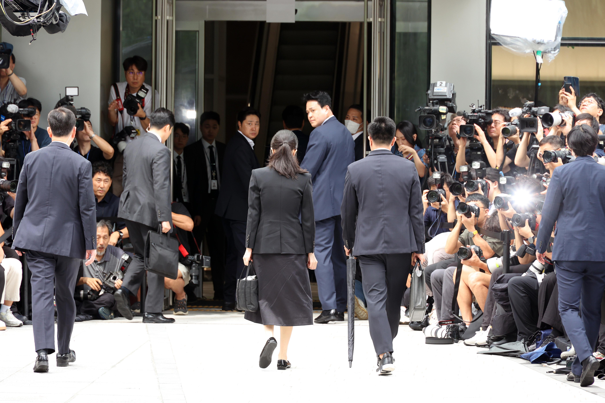 Former First Lady Kim Keon Hee enters the special probe team's office for questioning as a suspect of an alleged stock-rigging case in Jongno District, central Seoul, on Aug. 6 [JOINT PRESS CORPS]