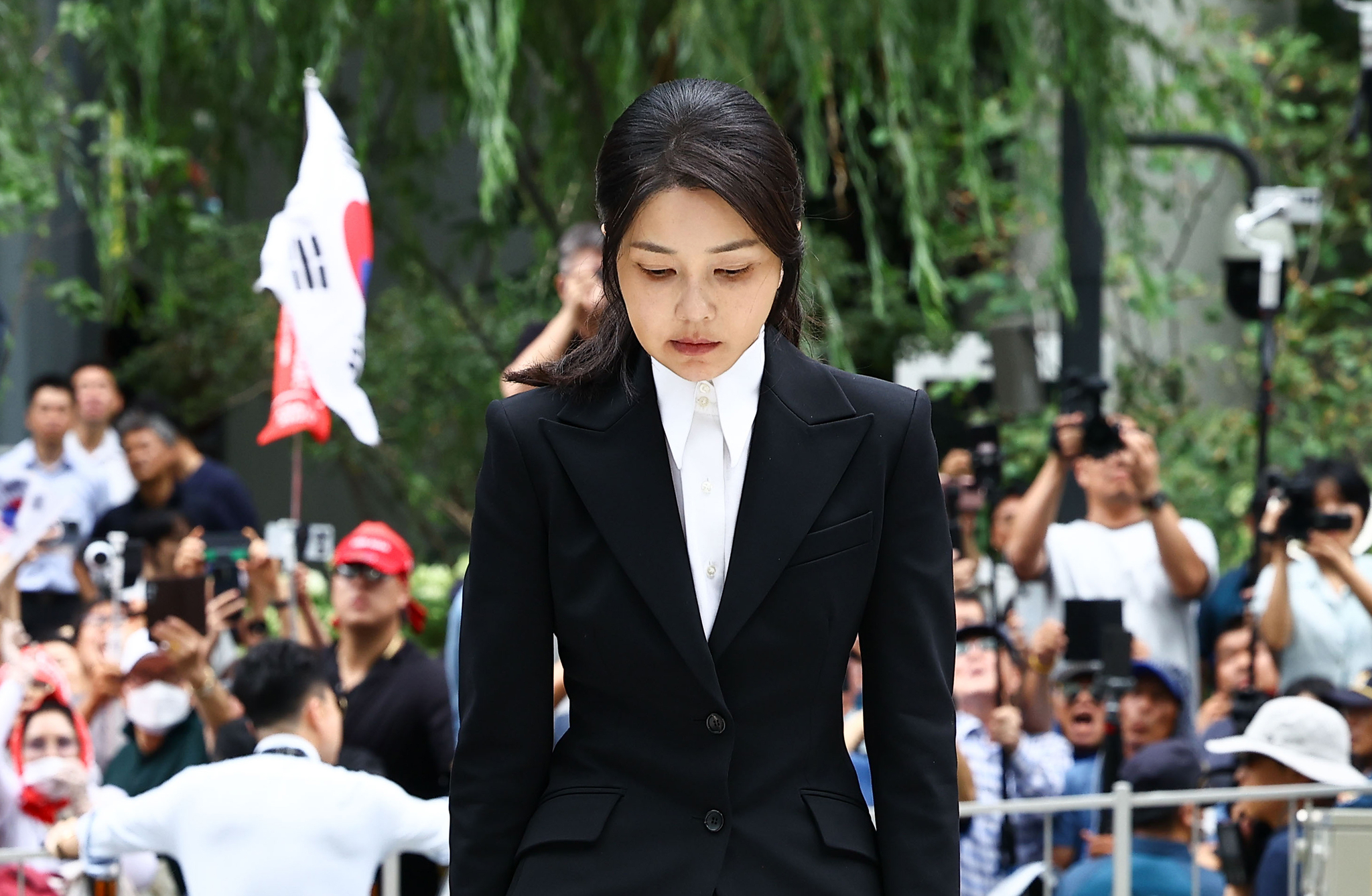 Former First Lady Kim Keon Hee enters the special probe team's office for questioning as a suspect of an alleged stock-rigging case in Jongno District, central Seoul, on Aug. 6 [KIM JONG-HO]