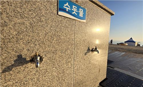 A faucet at a foot-washing station near a public restroom at Gyeongpo Beach in Gangneung, Gangwon [YONHAP]
