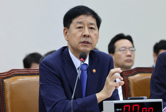 Minister of Economy and Finance Koo Yun-cheol speaks during a parliamentary session at the National Assembly in Yeouido, western Seoul, on Aug. 6. [LIM HYUN-DONG]