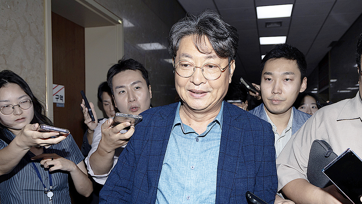 Rep. Lee Choon-suak of the Democratic Party walks out of the main hall of the National Assembly after a vote during a plenary parliamentary session in Yeouido, western Seoul, on Aug. 5. [NEWS1]